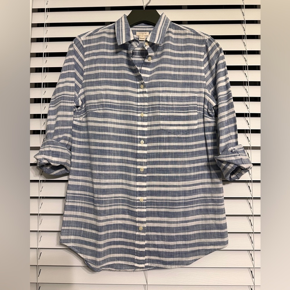 🛍️ J Crew   100% Cotton button down shirt Size XS excellent condition.